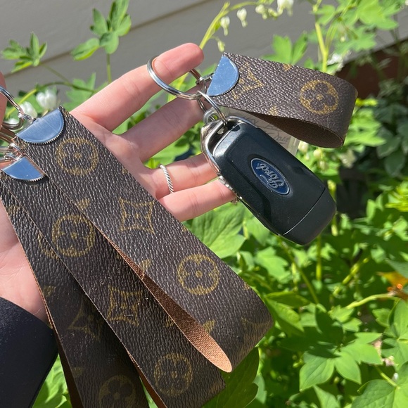 LOUIS VUITTON 2.5 in Monogram Keychain Brown - Picture 4 of 6